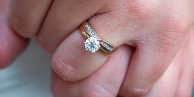 Kde se nosí zásnubní prsten před svatbou i po svatbě