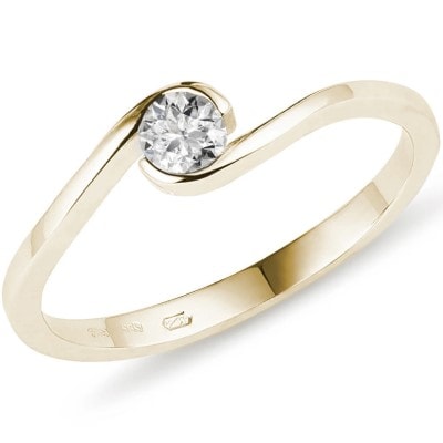 Asymetrický zlatý prsten s diamantem