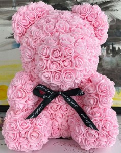 Roztomilý medvídek z ručně vyráběných růží