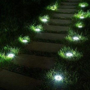 Solární LED světýlka do země – vychytávka na zahradu