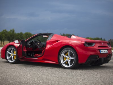Jízda ve Ferrari na okruhu – dárek pro svědka